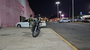 Aseguran veh&iacute;culo y cargador de arma larga tras reporte de 'levant&oacute;n' en una plaza comercial, al Poniente de Culiac&aacute;n