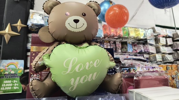 En s&aacute;bado y la crisis econ&oacute;mica frenan las ventas del D&iacute;a del Amor y la Amistad, se&ntilde;alan comerciantes