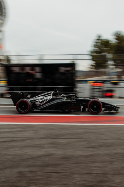 &iexcl;Fabuloso Cadillac! Checo P&eacute;rez present&oacute; su auto en un anuncio del S&uacute;per Taz&oacute;n 60
