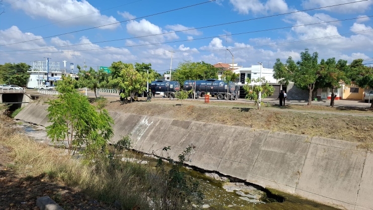 Pipa derrama gasolina y provoca Operativo, en la Colonia San Juan, en Culiac&aacute;n
