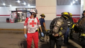 Bomba de gas lacrim&oacute;geno causa alerta de rescatistas de la Cruz Roja y de Protecci&oacute;n Civil