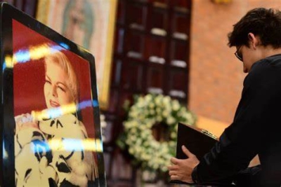 Llevan a cabo homenaje p&oacute;stumo a &acute;Paquita&acute; la del Barrio en la iglesia de Cristo Rey
