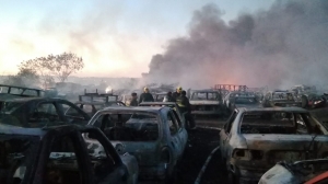 Incendio en pensi&oacute;n de la FGE deja consumidos decenas de autos