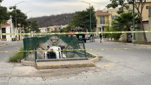 Veh&iacute;culo robado y con equipo t&aacute;ctico es asegurado en el Fraccionamiento Albaterra, en Culiac&aacute;n, tras volcarse en un canal