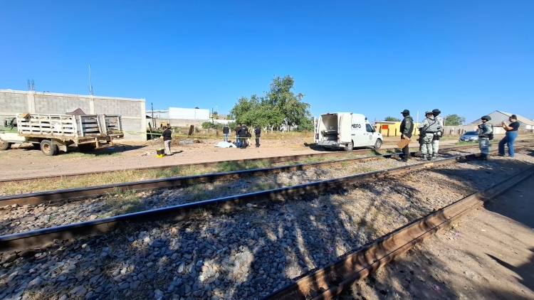 Hallan a un hombre asesinado y envuelto en pl&aacute;stico negro en la Colonia El Palmito, junto a las v&iacute;as del tren, en Culiac&aacute;n